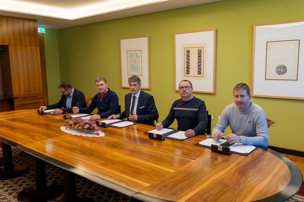 Podpisniki za mizo ob podpisu Kolektivne pogodbe za obrambo, zaščito in reševanje
